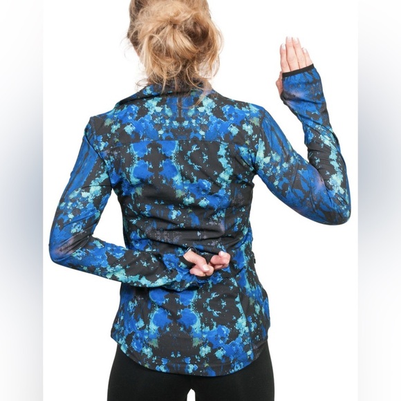 Fabletics high neck zip front windbreaker in blue multi splatter print. Size S - Picture 3 of 10